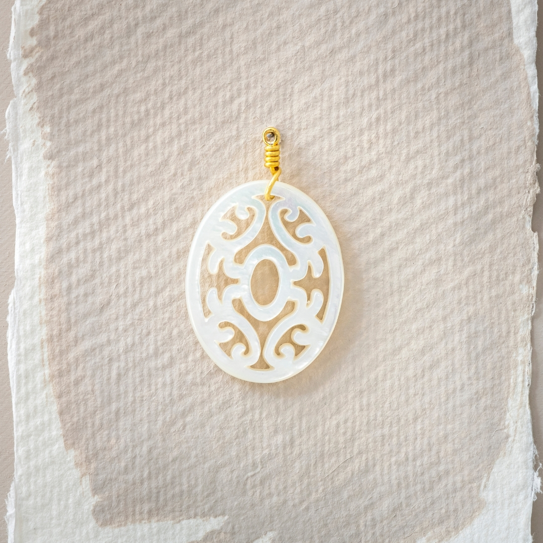 Perlmuttmandala weiß "mittleres Oval" 30x24mm