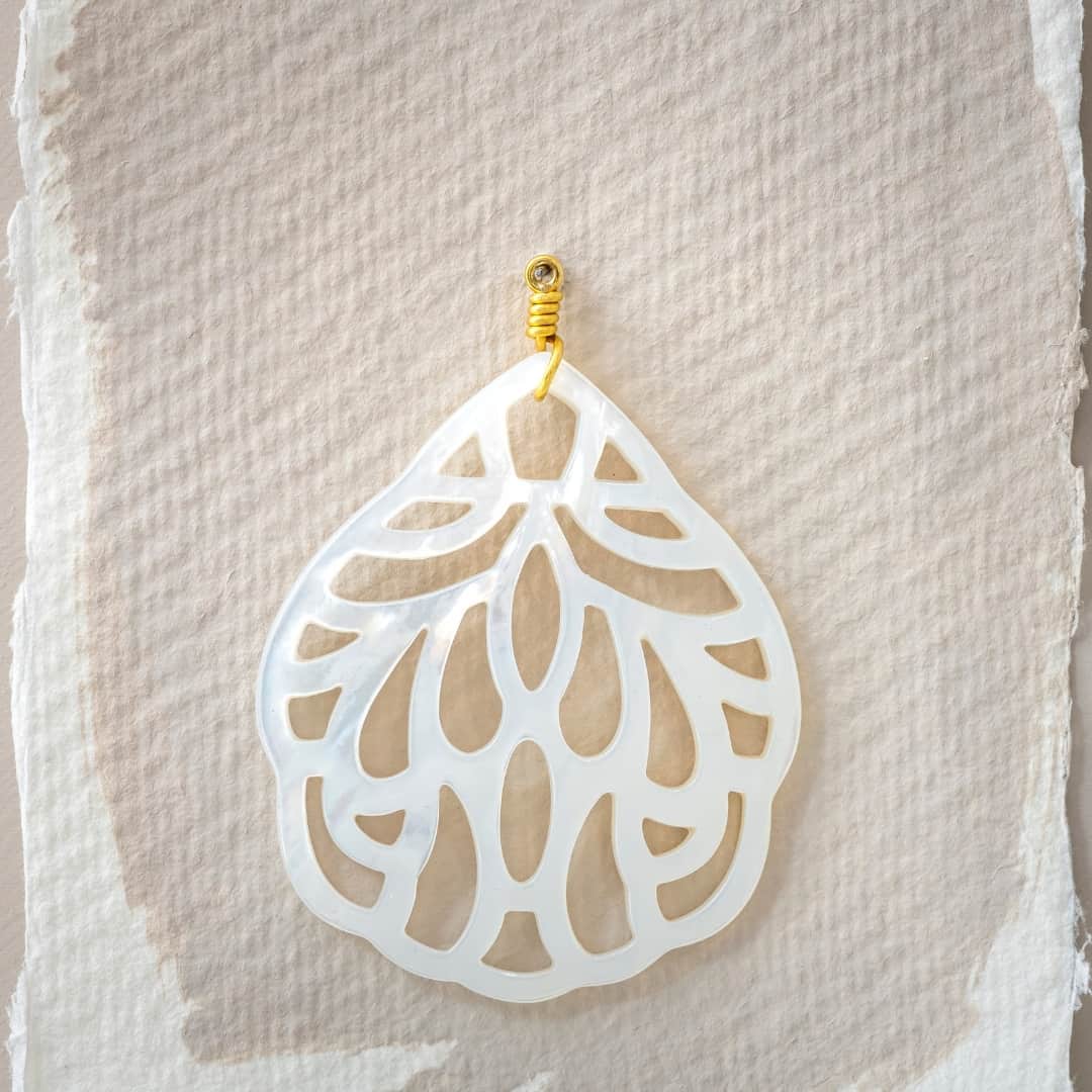 Perlmuttmandala weiß "Flügel" 48x40mm
