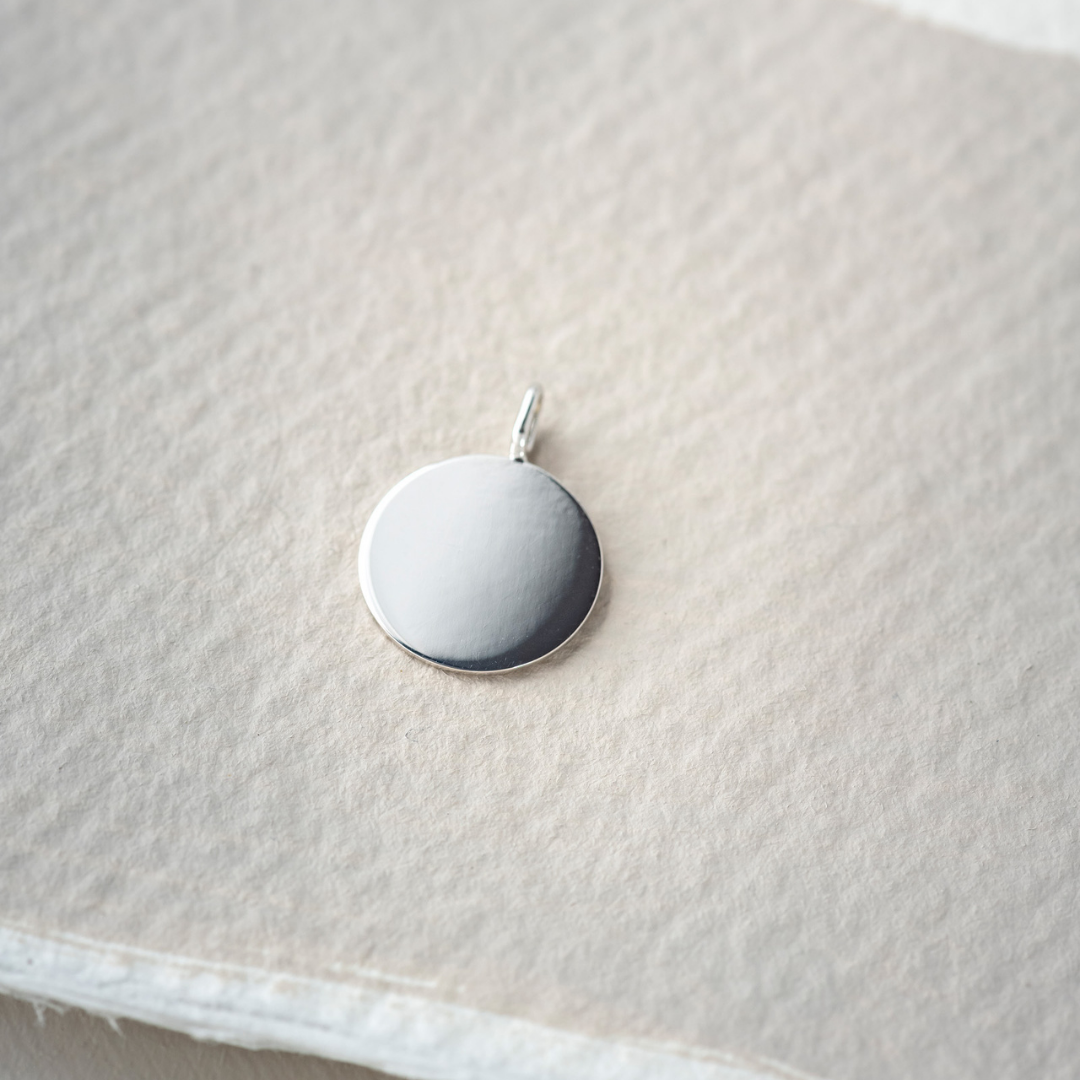 Kettenanhänger Gravurplatte 13mm 590/- Weißgold mit Gravur Rückseite Kettenanhänger Gravurplatte 13mm 590/- Weißgold mit Gravur Rückseite