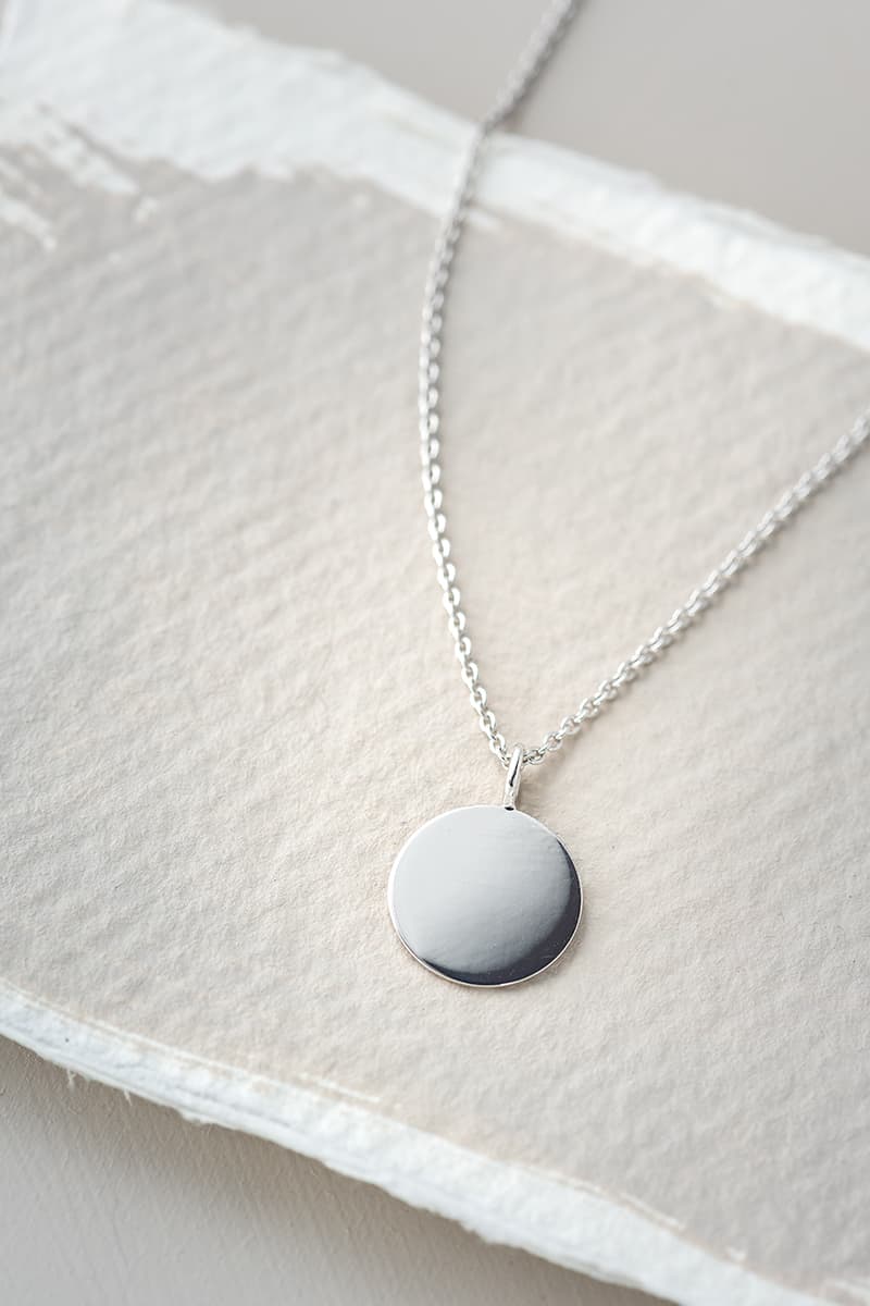 Kette mit Gravurplatte 13mm 590/- Weißgold mit Gravur Vorder- und Rückseite in 42-45 cm Kette mit Gravurplatte 13mm 590/- Weißgold mit Gravur Vorder- und Rückseite in 42-45 cm